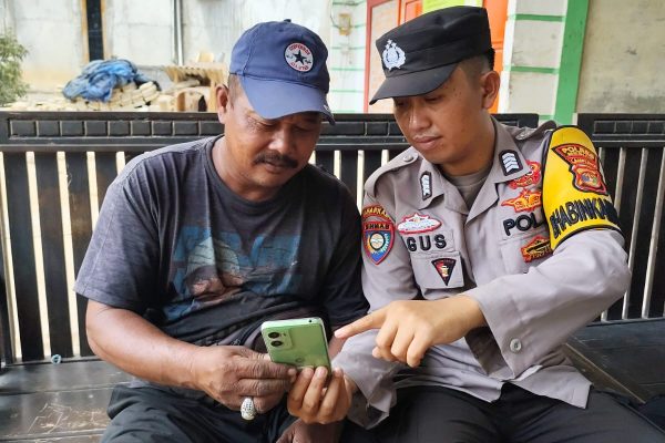 Bhabinkamtibmas Polsek Simpang Pematang Perkenalkan Layanan Digital Polri “Siger Lampung Presisi”
