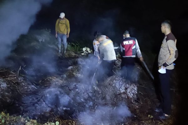 Tanpa Kenal Waktu, Tengah Malam Kapolres Mesuji Bersama Personil dan Relawan Berjibaku Padamkan Kebakaran Lahan Seluas 21,5 Hektar